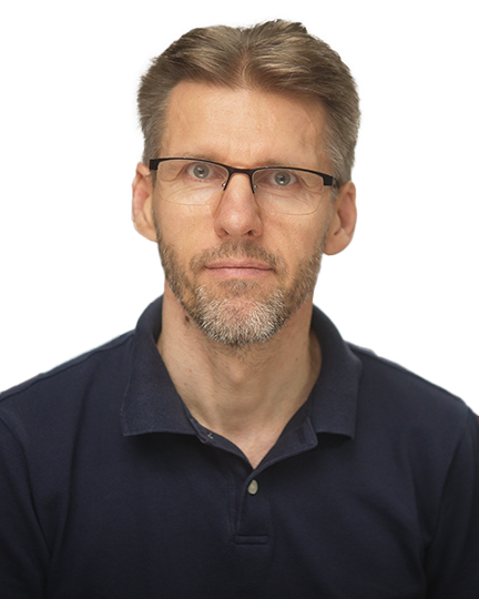 Daniel-Marek-office-casual-2024-head-alpha432x524